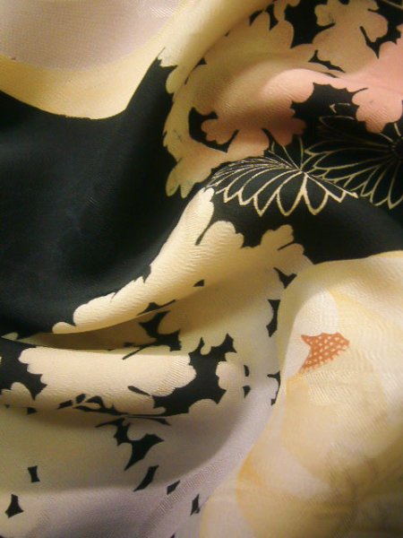 画像13: J1104I  子供用 女性用着物  シルク(正絹)   黒, 花 【中古】 【USED】 【リサイクル】 ★☆☆☆☆ (13)