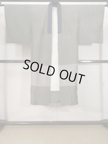 画像2: J1209K  襦袢 女性用着物  シルク(正絹) スモーキーな 緑がかった グレー(灰色), 松/松葉 【中古】 【USED】 【リサイクル】 ★★★☆☆ (2)