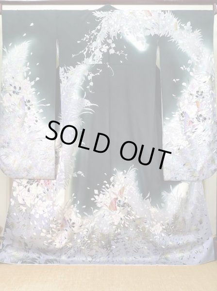 画像2: J1225B  振袖 女性用着物 薔薇柄 シルク(正絹)   黒, 葉 【中古】 【USED】 【リサイクル】 ★★★☆☆ (2)