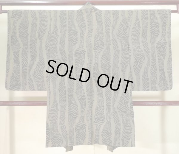 画像2: K0203J Mint  羽織 男性用着物  シルク(正絹) グレーがかった  グリーン(緑), 木目 【中古】 【USED】 【リサイクル】 ★★★★☆ (2)