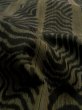 画像11: K0203J Mint  羽織 男性用着物  シルク（正絹） グレーがかった  グリーン（緑）, 木目 【中古】 【USED】 【リサイクル】 ★★★★☆ (11)
