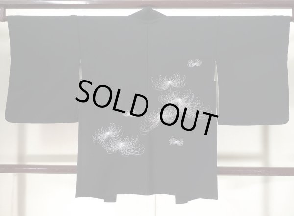 画像2: K0203N  羽織 女性用着物  化繊   黒, 菊 【中古】 【USED】 【リサイクル】 ★★★☆☆ (2)