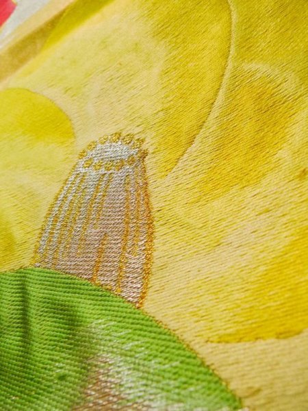 画像8: K0224R 袋帯  女性用着物 シルク(正絹)   ゴールド(金) 椿   【中古】 【USED】 【リサイクル】 ★★★☆☆ (8)