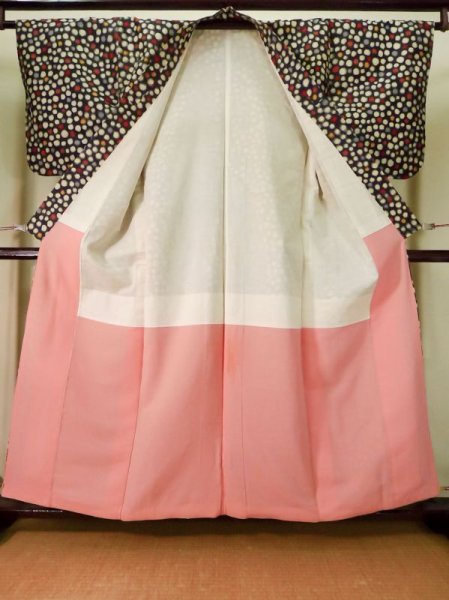 画像2: K0324R  紬 女性用着物  シルク(正絹)   黒, 丸 【中古】 【USED】 【リサイクル】 ★☆☆☆☆ (2)