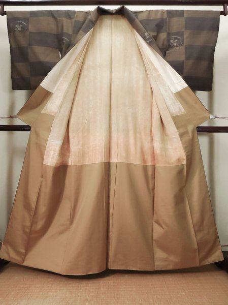 画像2: K0329Z  紬 女性用着物  シルク(正絹)   ブラウン(茶色), 花 【中古】 【USED】 【リサイクル】 ★★★☆☆ (2)