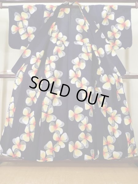 画像2: K0414E  注染浴衣 女性用着物 1960-1970年代 綿   黒, 花 【中古】 【USED】 【リサイクル】 ★★★☆☆ (2)