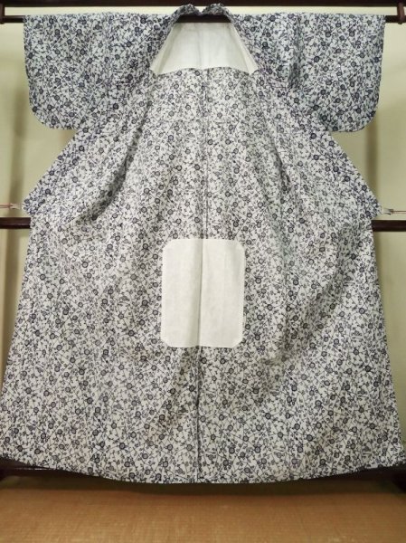 画像2: K0415A  浴衣(日本製) 女性用着物 1960-1970年代 綿   青, 花 【中古】 【USED】 【リサイクル】 ★★★☆☆ (2)
