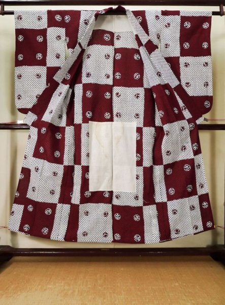 画像2: K0426I  浴衣(日本製) 女性用着物 1960〜1970年代 綿   赤, 花 【中古】 【USED】 【リサイクル】 ★★☆☆☆ (2)