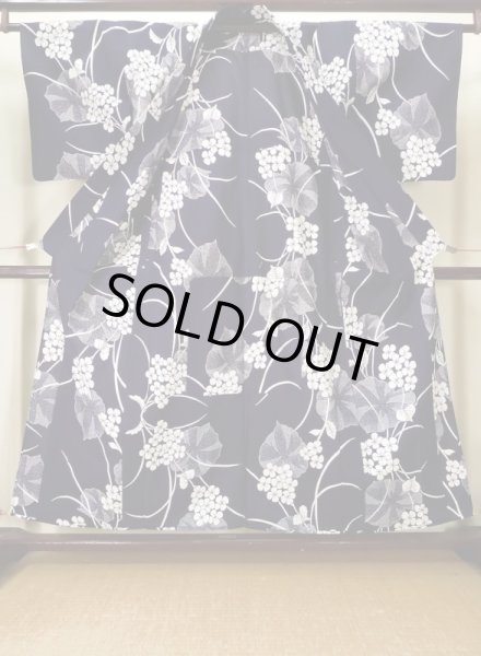 画像2: K0426N  浴衣（日本製） 女性用着物 紫陽花、1960〜1970年代 綿   藍,  【中古】 【USED】 【リサイクル】 ★★☆☆☆ (2)