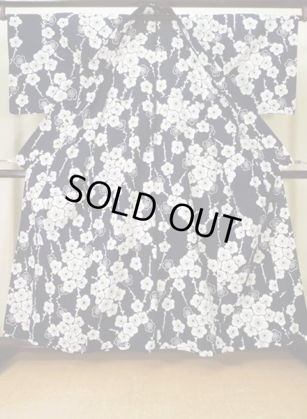 画像2: K0426O  浴衣（日本製） 女性用着物 1960〜1970年代 綿   藍, 梅 【中古】 【USED】 【リサイクル】 ★★★☆☆ (2)