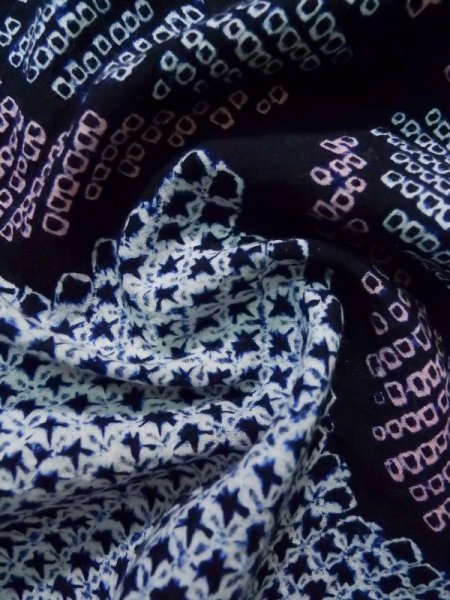 画像12: K0526A  浴衣（日本製） 女性用着物 有松絞り、1980-1990年代 綿 ヘザー（杢）  藍, 抽象的模様 【中古】 【USED】 【リサイクル】 ★★☆☆☆ (12)