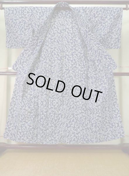 画像2: K0526L  浴衣（日本製） 女性用着物 1970-1980年代 綿   グレー（灰色）, 花 【中古】 【USED】 【リサイクル】 ★★★☆☆ (2)