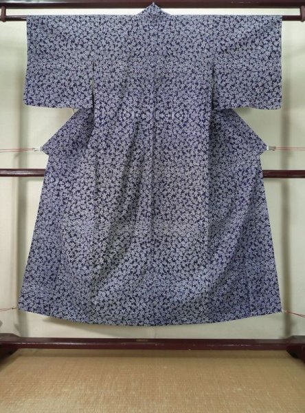 画像1: K0526Q  浴衣（日本製） 女性用着物 1970-1980年代 綿   藍, 花 【中古】 【USED】 【リサイクル】 ★★★☆☆ (1)