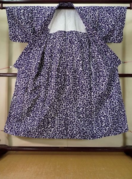 画像2: K0527A  浴衣（日本製） 女性用着物 1970-1980年代 綿   藍, 花 【中古】 【USED】 【リサイクル】 ★★☆☆☆ (2)