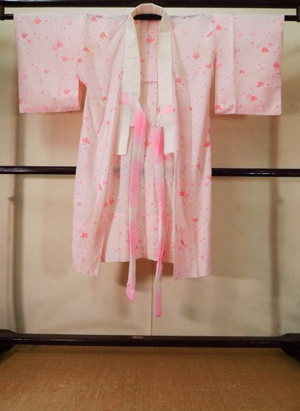 画像1: K0602O 女性用 襦袢   化繊 薄い鮮やか桃色,  梅 【中古】【USED】【リサイクル】 ★★☆☆☆【K0602O】 (1)