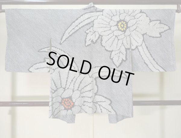 画像2: K0630D  羽織 女性用着物  シルク(正絹) ヘザー(杢)  黒, 花 【中古】 【USED】 【リサイクル】 ★★★★☆ (2)