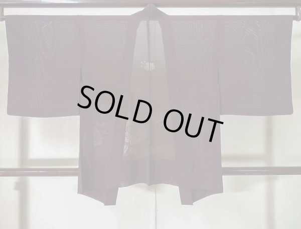 画像2: K0701C  羽織 女性用着物  シルク(正絹) 深い  紫, 花 【中古】 【USED】 【リサイクル】 ★★★☆☆ (2)