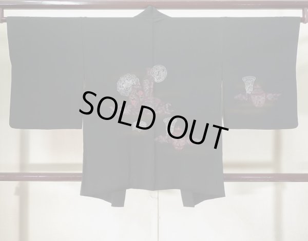 画像2: K0714A  羽織 女性用着物 陶器 シルク(正絹)   黒, 唐花 【中古】 【USED】 【リサイクル】 ★★★☆☆ (2)