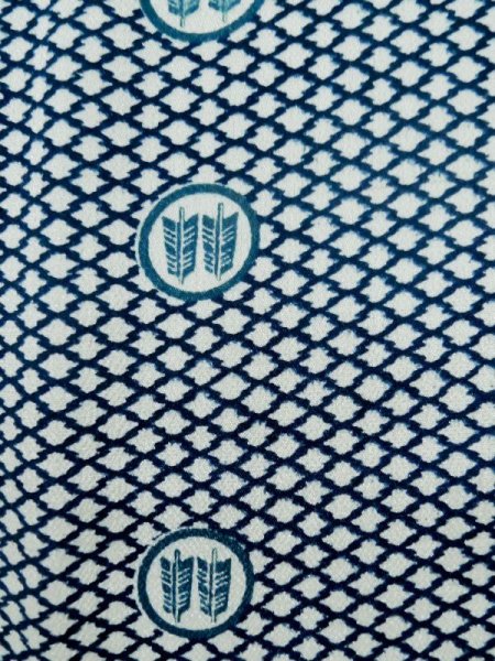 画像8: K0818R  小紋 女性用着物 丸に並び矢 シルク(正絹)   青, 松皮菱 【中古】 【USED】 【リサイクル】 ★★★☆☆ (8)