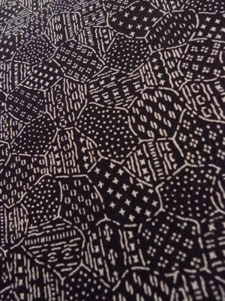 画像9: K0820K  江戸小紋 女性用着物  シルク(正絹)   黒, 氷割 【中古】 【USED】 【リサイクル】 ★★☆☆☆ (9)