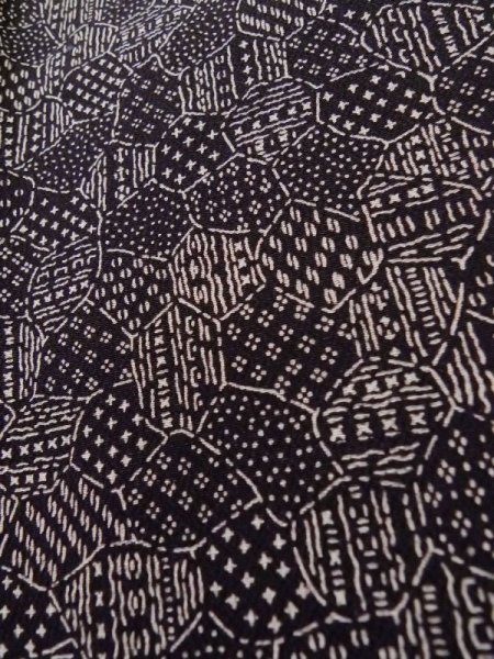 画像10: K0820K  江戸小紋 女性用着物  シルク(正絹)   黒, 氷割 【中古】 【USED】 【リサイクル】 ★★☆☆☆ (10)