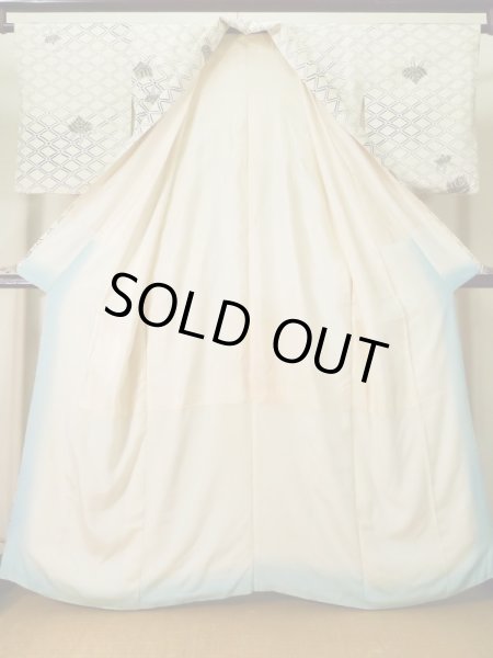 画像2: K0820M  小紋 女性用着物 地紋：芝草 シルク（正絹） 薄い  オフ　ホワイト, 桐 【中古】 【USED】 【リサイクル】 ★☆☆☆☆ (2)