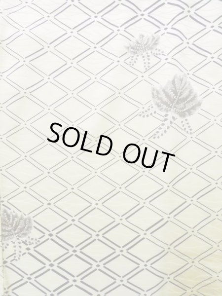 画像3: K0820M  小紋 女性用着物 地紋：芝草 シルク（正絹） 薄い  オフ　ホワイト, 桐 【中古】 【USED】 【リサイクル】 ★☆☆☆☆ (3)