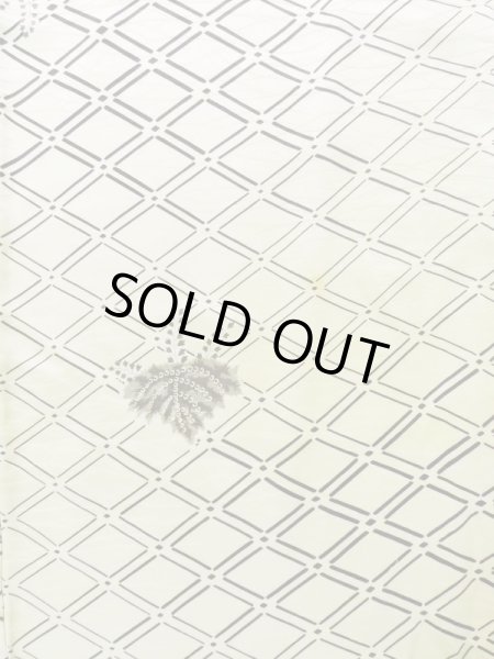 画像4: K0820M  小紋 女性用着物 地紋：芝草 シルク（正絹） 薄い  オフ　ホワイト, 桐 【中古】 【USED】 【リサイクル】 ★☆☆☆☆ (4)