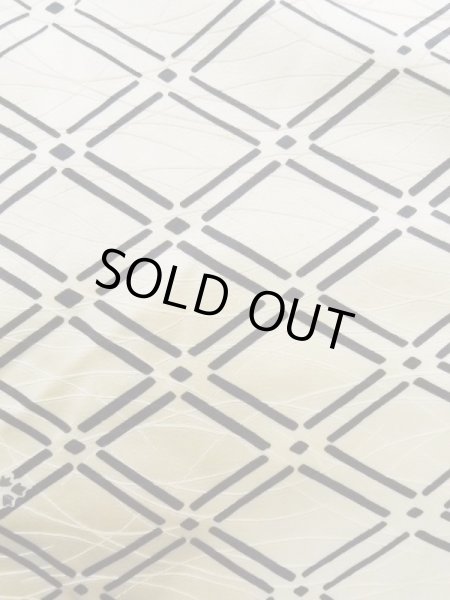 画像6: K0820M  小紋 女性用着物 地紋：芝草 シルク（正絹） 薄い  オフ　ホワイト, 桐 【中古】 【USED】 【リサイクル】 ★☆☆☆☆ (6)