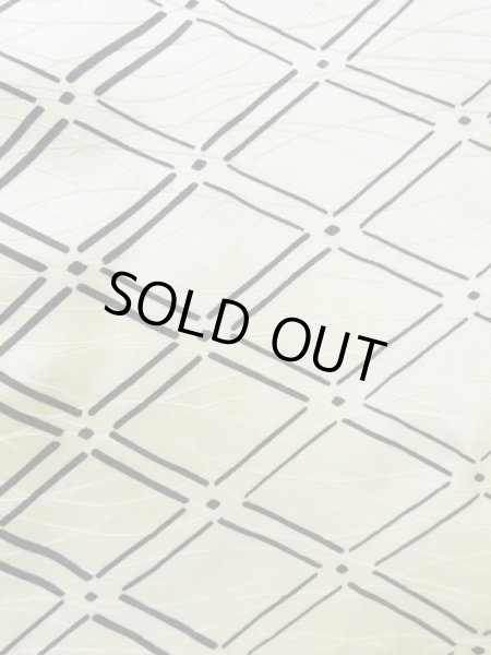 画像7: K0820M  小紋 女性用着物 地紋：芝草 シルク（正絹） 薄い  オフ　ホワイト, 桐 【中古】 【USED】 【リサイクル】 ★☆☆☆☆ (7)