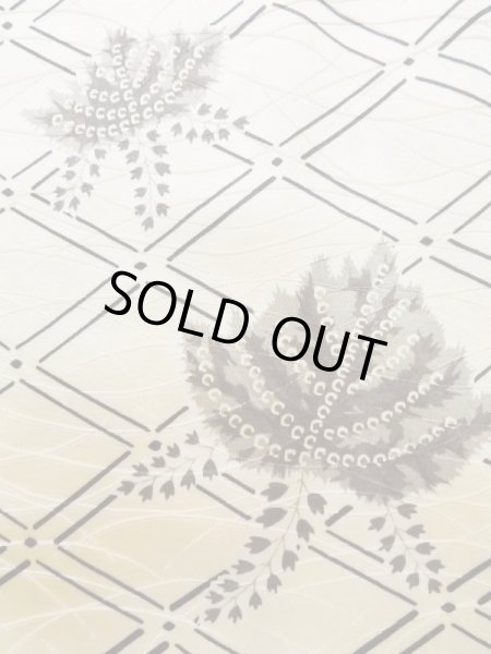 画像8: K0820M  小紋 女性用着物 地紋：芝草 シルク（正絹） 薄い  オフ　ホワイト, 桐 【中古】 【USED】 【リサイクル】 ★☆☆☆☆ (8)