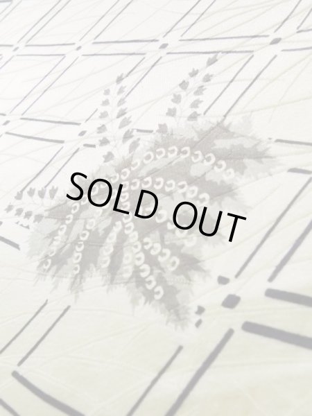 画像9: K0820M  小紋 女性用着物 地紋：芝草 シルク（正絹） 薄い  オフ　ホワイト, 桐 【中古】 【USED】 【リサイクル】 ★☆☆☆☆ (9)