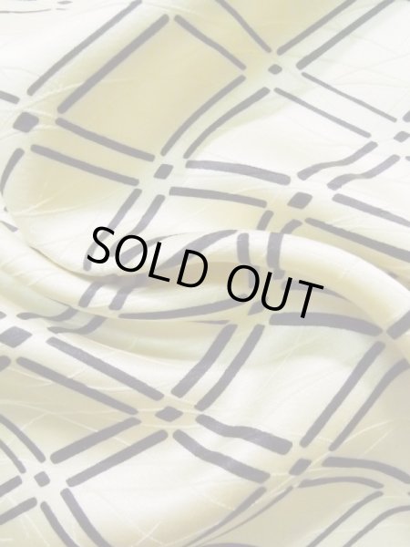 画像12: K0820M  小紋 女性用着物 地紋：芝草 シルク（正絹） 薄い  オフ　ホワイト, 桐 【中古】 【USED】 【リサイクル】 ★☆☆☆☆ (12)