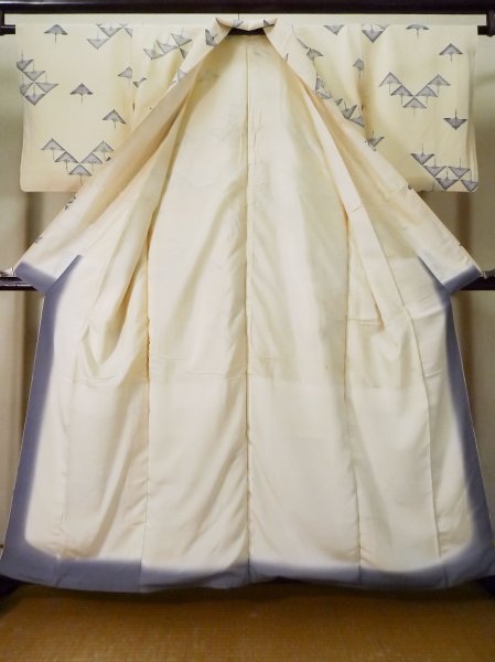画像2: K0820W  小紋 女性用着物  シルク（正絹）   オフ　ホワイト, 鳥 【中古】 【USED】 【リサイクル】 ★★☆☆☆ (2)