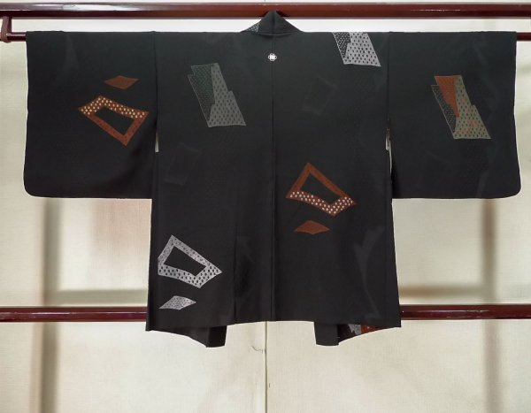 画像2: K1008S Mint  羽織 女性用着物  シルク(正絹)   黒, 抽象的模様 【中古】 【USED】 【リサイクル】 ★★★★☆ (2)