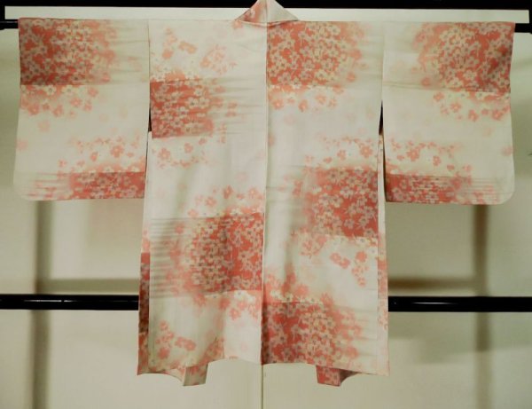 画像2: K1027N  羽織 女性用着物  シルク(正絹) 淡い 薄い ピンク, 花 【中古】 【USED】 【リサイクル】 ★☆☆☆☆ (2)