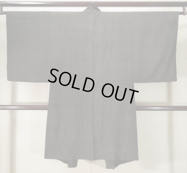 画像2: K1104Q  羽織 男性用着物 珍しい柄です。裏:更紗 シルク(正絹) ダークな  ブラウン(茶色), 花菱 【中古】 【USED】 【リサイクル】 ★★★☆☆ (2)