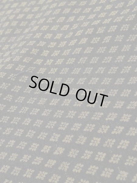 画像13: K1104Q  羽織 男性用着物 珍しい柄です。裏:更紗 シルク(正絹) ダークな  ブラウン(茶色), 花菱 【中古】 【USED】 【リサイクル】 ★★★☆☆ (13)