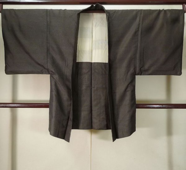 画像1: K1104R Mint  羽織 男性用着物 珍しい柄です シルク（正絹） 深い  ブラウン（茶色）, 小さな点々 【中古】 【USED】 【リサイクル】 ★★★★☆ (1)