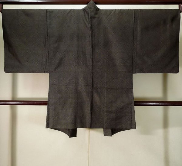 画像2: K1104R Mint  羽織 男性用着物 珍しい柄です シルク（正絹） 深い  ブラウン（茶色）, 小さな点々 【中古】 【USED】 【リサイクル】 ★★★★☆ (2)