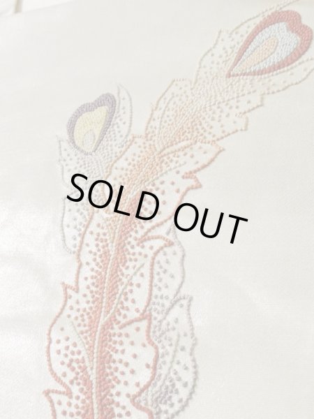 画像8: K1111M 袋帯  女性用着物 シルク（正絹） シャイニーな  オフ　ホワイト 孔雀  , 相良刺繍【中古】 【USED】 【リサイクル】 ★★★☆☆ (8)