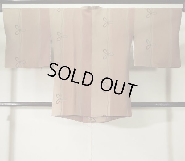 画像2: K1203D  道行 女性用着物 紐柄 シルク(正絹) 淡い 茶色がかった ピンク, ぼたん 【中古】 【USED】 【リサイクル】 ★★☆☆☆ (2)