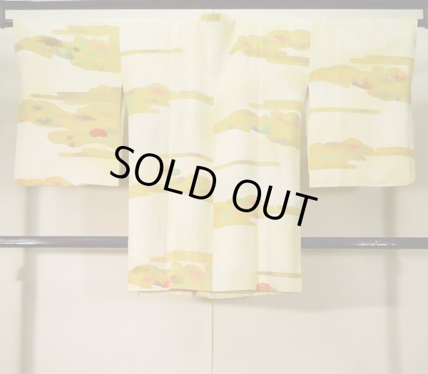 画像2: K1203I  道行 女性用着物  シルク(正絹) 淡い 薄い イエロー(黄色), 花 【中古】 【USED】 【リサイクル】 ★★★☆☆ (2)