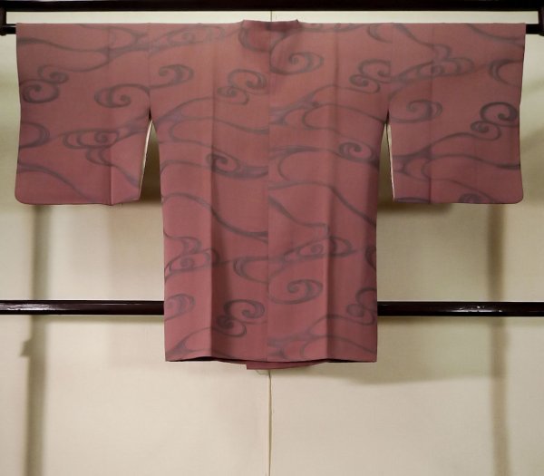 画像2: K1203K  道行 女性用着物  シルク(正絹) 淡い  ローズ, 流水 【中古】 【USED】 【リサイクル】 ★★★☆☆ (2)