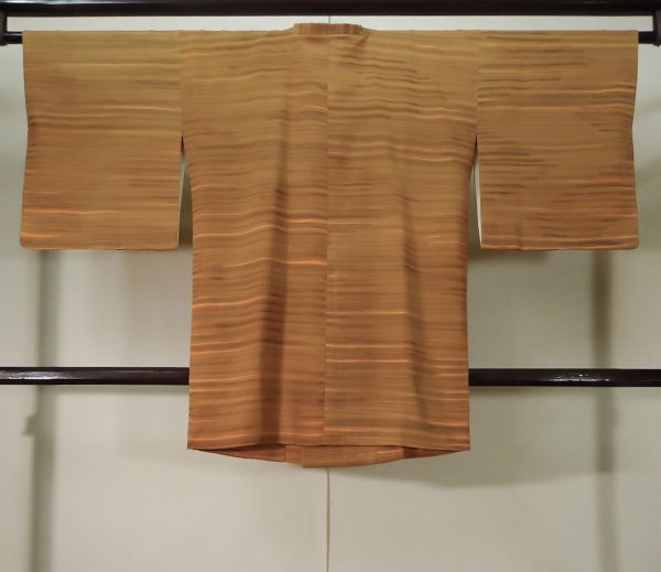 画像2: K1203S Mint  道行 女性用着物  シルク(正絹) 淡い 茶色がかった オレンジ, 線 【中古】 【USED】 【リサイクル】 ★★★★☆ (2)