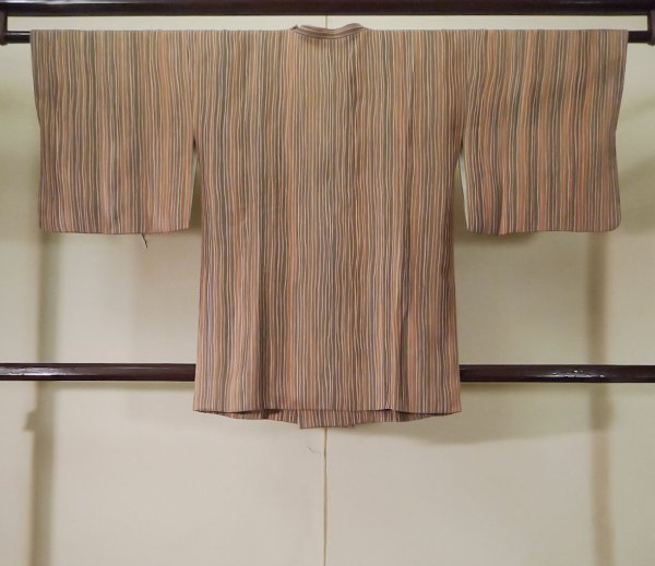 画像2: K1203U Mint  道行 女性用着物  シルク(正絹) 淡い  ブラウン(茶色), 線 【中古】 【USED】 【リサイクル】 ★★★★☆ (2)