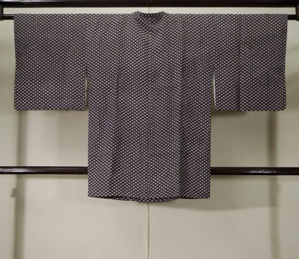 画像2: K1203Y Mint  道行 女性用着物  シルク(正絹) 深い  紫, 花 【中古】 【USED】 【リサイクル】 ★★★★☆ (2)