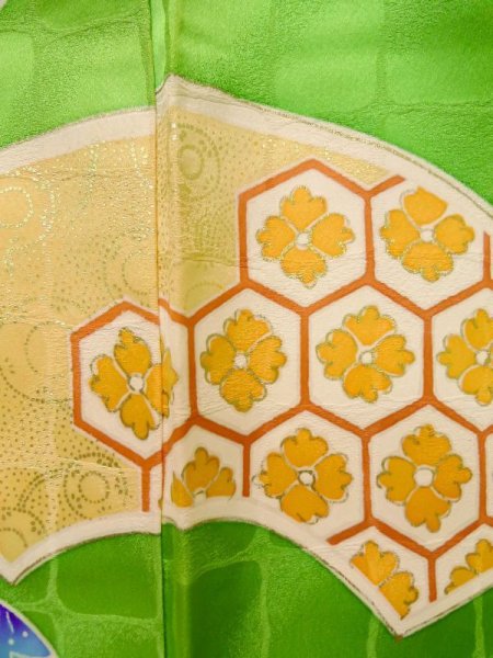 画像9: K1222E  振袖 女性用着物  シルク（正絹） 淡い  黄緑色, 菊 【中古】 【USED】 【リサイクル】 ★★☆☆☆ (9)