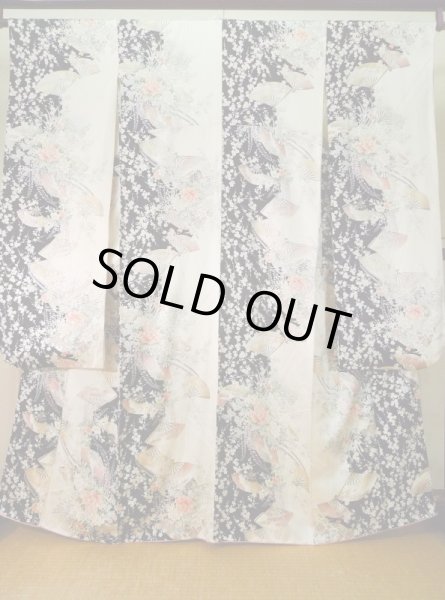 画像2: K1222J  振袖 女性用着物 花車 シルク（正絹）   黒, 花 【中古】 【USED】 【リサイクル】 ★★★★☆ (2)