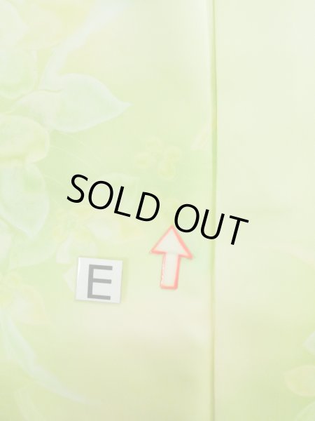 画像19: L0120D  小紋 女性用着物  シルク（正絹） シャイニーな クリーミーな 黄緑色, 花 【中古】 【USED】 【リサイクル】 ★★☆☆☆ (19)